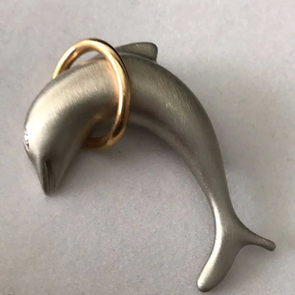 VINTAGE LADY REMINGTON GOLD AND SILVER TONE DOLPHIN BROOCH - Picture 5 of 9